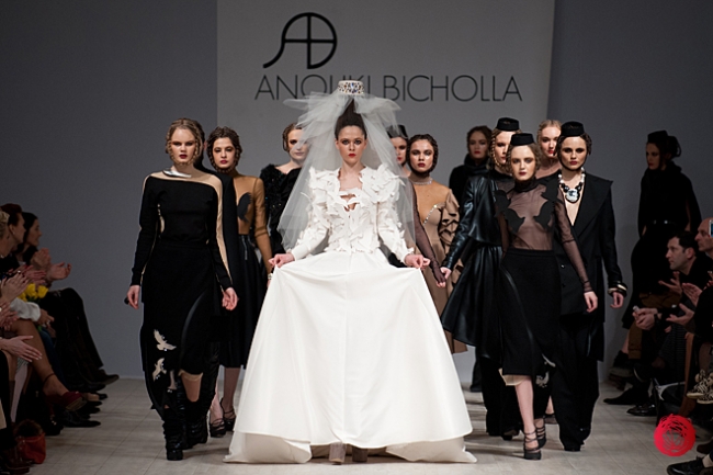 Все, что модно - не значит удобно. Фото fashionweek.ua