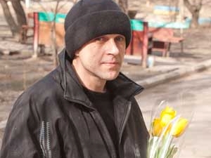 Узнать мужчину трудно, за 8 лет проведенных в тюрьме он очень изменился – похудел, осунулся. Фото Павла ВЕСЕЛКОВА.