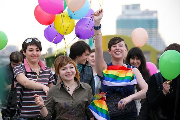 Үйдегі шашы бар ханымдар суреттері