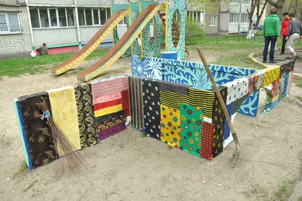 Разместив в уголках подушки, и устроившись, как на диванах, жители теперь смогут наслаждаться чаепитием и играть с детьми. Фото автора
