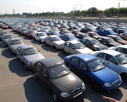 В последнее время на площадке завода машин поуменьшилось. Фото с сайта avtozaz.com