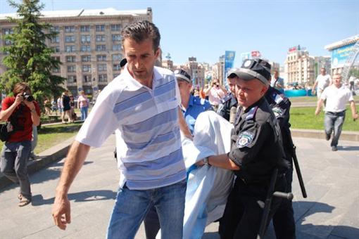 Активистке удалось сбросить кубок на землю, тем самым повредив его. Фото из личного архива Александры Шевченко