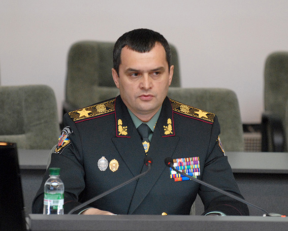 Во время своего прошлого визита Виталий Захарченко при журналистах не проронил ни слова, а в этот раз даже не показался. Фото mvs.gov.ua