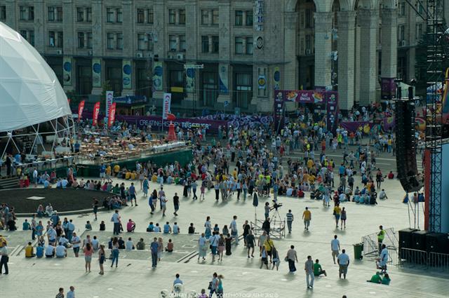 У фанов есть большой выбор, где посмотреть футбол. Фото с   zvolskiy.com/fan-zona-euro2012