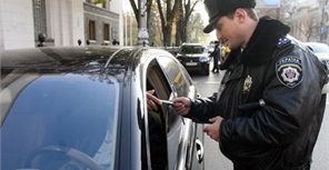 Столичные гаишники обнаружили пьяного иностранца в центре Киева. Фото Антона Лущика.