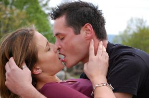 Как правильно целовать грудь и сводить женщину с ума
