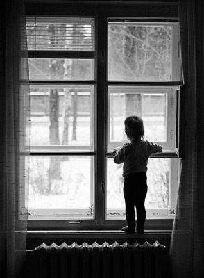 Фотообои Девушка в белом смотрит в окно