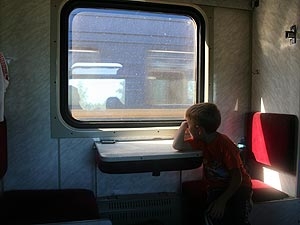 Без документов очень сложно убедить проводника, что ребенку еще нет шести лет. Фото Максима ЛЮКОВА.