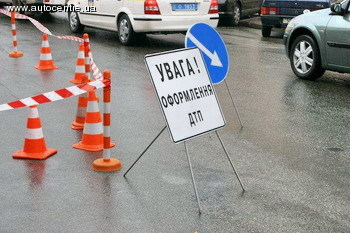 Легковушка влетела в припаркованный автомобиль. Фото autocentre.ua