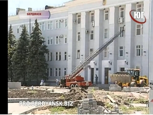 До сломанной техники мастер добирался по 30-метровой вышке МЧС. Стоп-кадр с видео ТРК «ЮГ» и сайта pro.berdyansk.biz 