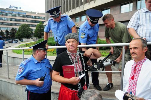 Олег Ткаченко (в центре) на акции в защиту украинского языка. Фото - Павла ВЕСЕЛКОВА.