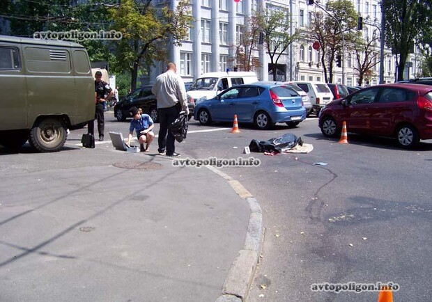 Водитель грузовика сначала не понял что произошло. Фото: avtopoligon.info