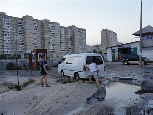 Вчера автовладельцам Троещины не повезло. Фото Александра Федченко