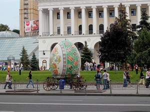 Писанку вернули на прежнее место. Фото с сайта "Столичних ініціатив".