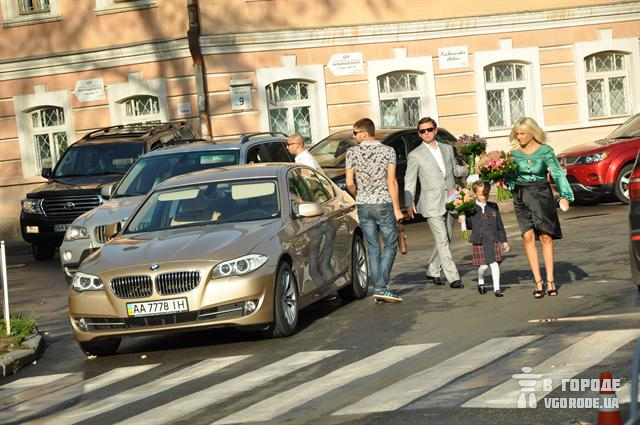 Возле лицея негде было развернуться ни дорогущим иномаркам, ни родителям. Фото Анны Крамаренко