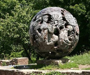 Теперь студенты НАУ вновь смогут просить шары у одноименного памятника. Фото с сайта gorodkiev.com.ua