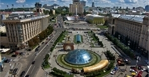 На Майдане лежал человек в крови и кричал по-английски. Фото Владислава Вознюка