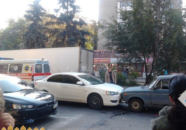 В Коммунарском районе Запорожья случилось ДТП, в котором пострадал человек. Фото: zabor.zp.ua