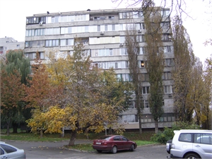 В этом доме в квартире на 7 этаже ютятся почти сорок человек. Фото автора