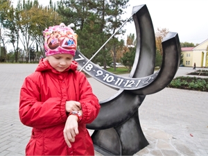Когда солнца нет, время приходится сверять по наручным часам. Фото Павла ВЕСЕЛКОВА.