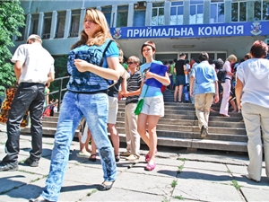 Абитуриенты массово "атакуют" запорожские вузы.
Фото kp.ua.
