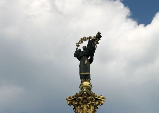 Сегодня Монумент Независимости станет красным. Фото: mfa.gov.ua