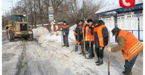 Сейчас дворникам очень не легко. Фото с сайта stb.ua