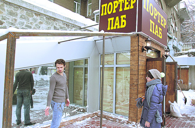 Пабы уже активно строят будочки и утепляют их. Фото: Г. Салай, "Сегодня"