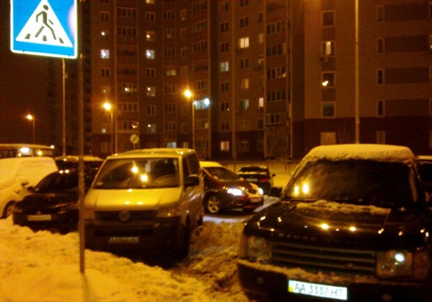 Госавтоинспекция просит водителей не оставлять авто на тротуарах. Фото с сайта ГАИ