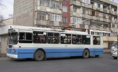 Сначала женщину зажало дверью троллейбуса, она не смогла пробиться в салон и выпала на проезжую часть. Фото: obozrevatel.com
