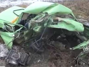 "Запорожец" просто расплющило от такого мощного удара. Фото с сайта ТСН.