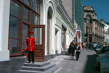 Престарелые швейцары не восторге от шустрых конкурентов.
Фото с сайта obninsk.ru