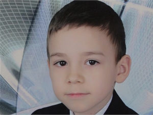 8-летний Андрюша уже ходит. Фото из семейного архива