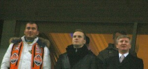 Фотофакт: Ахметов смотрел матч с 