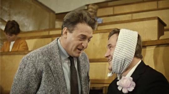 В Государственном налоговом университете  преподаватель избил первокурсника. Скриншот с фильма "Операция "Ы" и другие приключения Шурика".