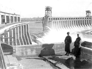 Во время оккупации Запорожья немцы устроили настоящую фотосессию нашей плотине. Фото: сайт waffen.ucoz.ru