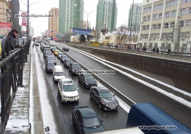 Из-за льда образовалась огромная пробка. Фото: autopoligon.info