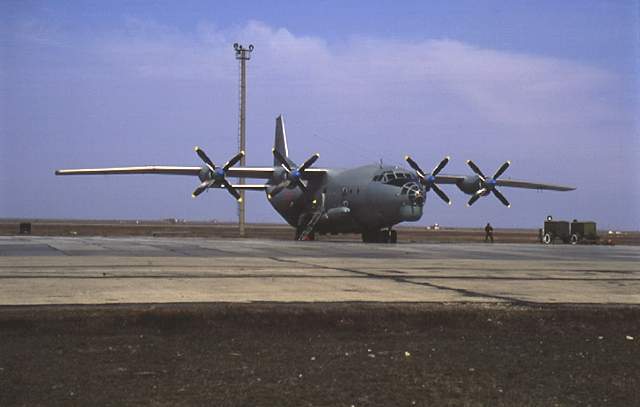 Парень слил весь керосин из самолета "АН-12" и пытался увезти его на "Газели.
Фото: worldweapon.ru