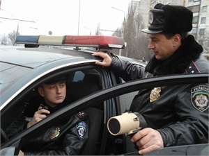Запорожская Госавтоинспекция хочет закупить американские приборы, но пока и визир в руках инспектора – головная боль для нарушителей. Фото: Павел ВЕСЕЛКОВ.