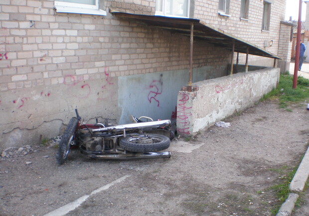 Мотоциклист на полной скорости врезался в дом.
Фото: dai-zp.gov.ua