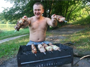 Сейчас мест, где можно без последствий для бюджета пожарить мясо, раз-два - и обчелся.Фото: Павел ВЕСЕЛКОВ.