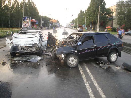 Пассажирок "Жигулей" вырезали из покореженного авто с помощью специнструмента
Фото сайта: i2.smotra.ru
