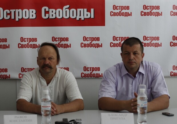 Известные запорожские спасовцы Константин Рыжов и Александр Притула в пресс-центре "Острова Свободы". Фото - Юлии Троцевич.
