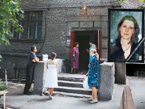 Марина Солонина погибла в этом подъезде, еще двое медиков успели выскочить на улицу