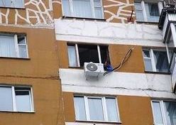Спасатели сняли с кондиционера на третьем этаже...мужчину
Фото сайта: mns.gov.ua