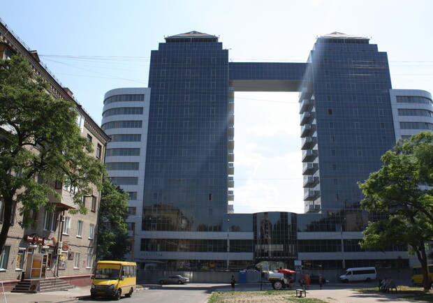 Отель "Шератон" возвышается над Ждановским пляжем Запорожья. Фото - http://business-news.kiev.ua/