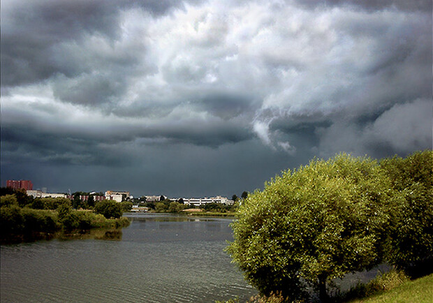 На городом пройдет гроза. Фото с сайта: club.foto.ru.