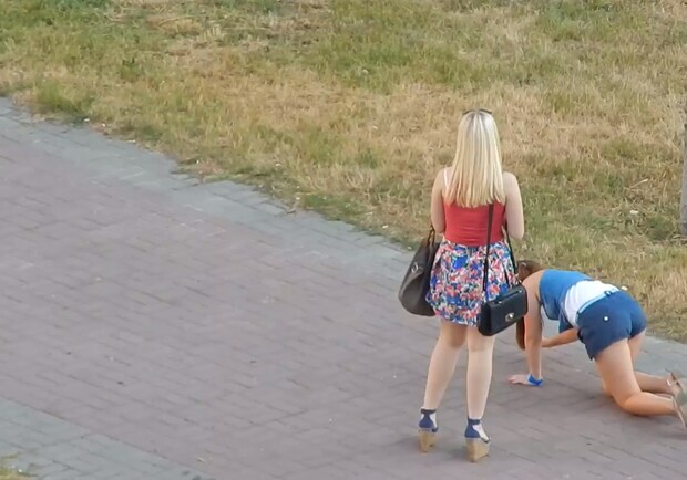 Девушка вела себя крайне неадекватно. 
Фото: скриншот с Youtube.com