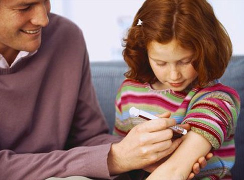 Диабетчиков уже с детства учат делать себе уколы. Фото с сайта mignews.com