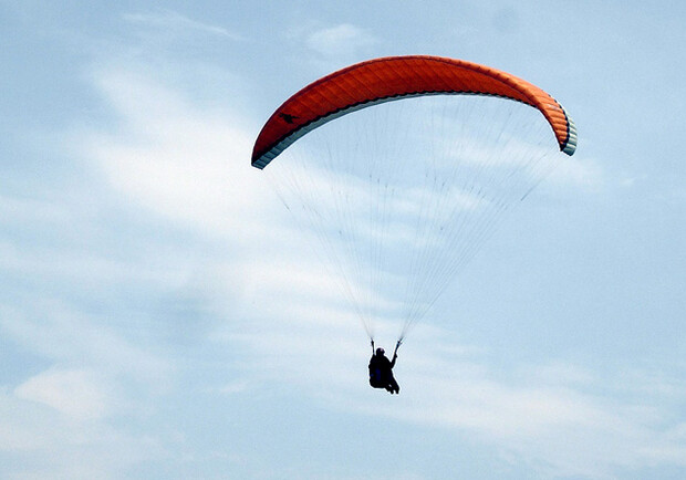 Девушки прыгают с парашютом